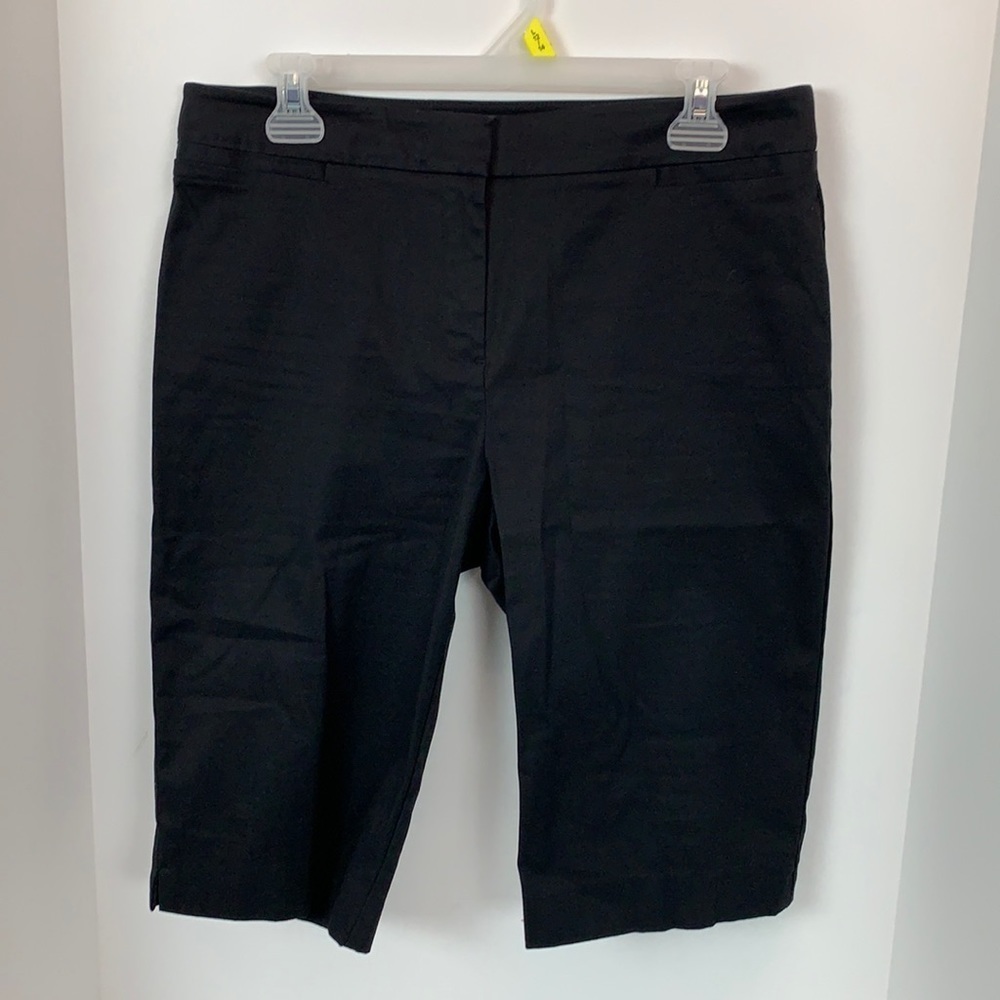 Chicos black knee knocker shorts with two back zip pockets size 1 (size chart 8)